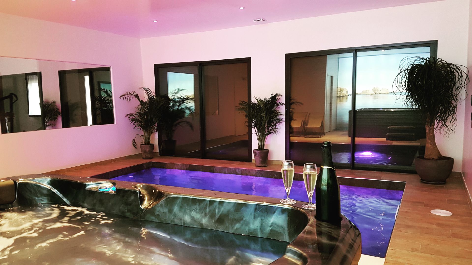 Chambre avec jacuzzi privatif et piscine intérieure